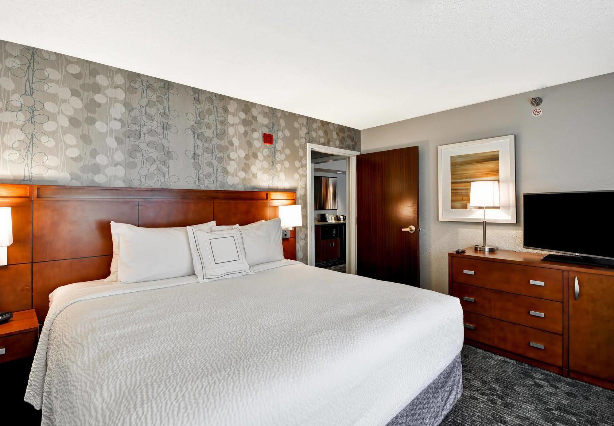 Courtyard By Marriott Jacksonville Airport/ Northeast מראה חיצוני תמונה